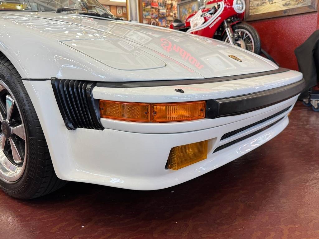 Porsche-911-factory-wide-body-1987-white-18