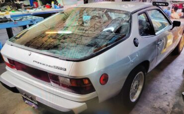 Porsche-924-1977-Fastback-2