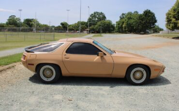 Porsche-928-1979-Coupe-2