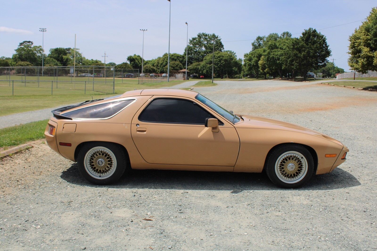 Porsche-928-1979-Coupe-2