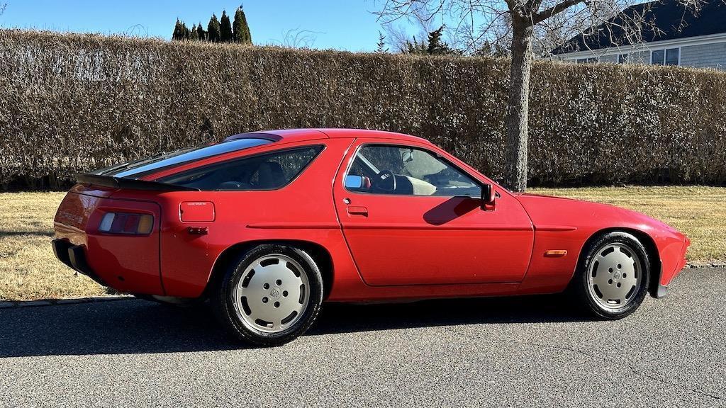 Porsche-928-1984-Coupe-11