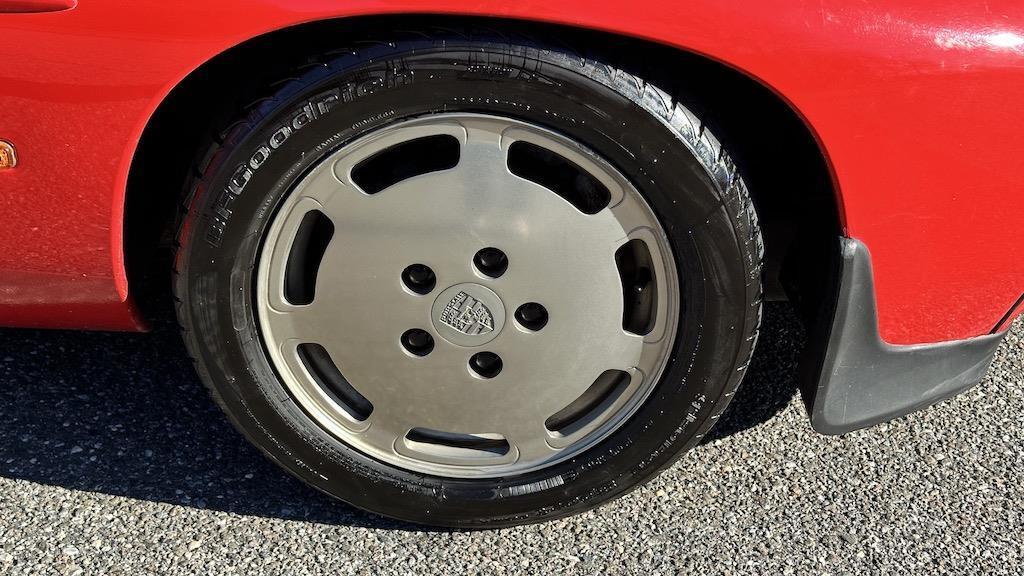 Porsche-928-1984-Coupe-24