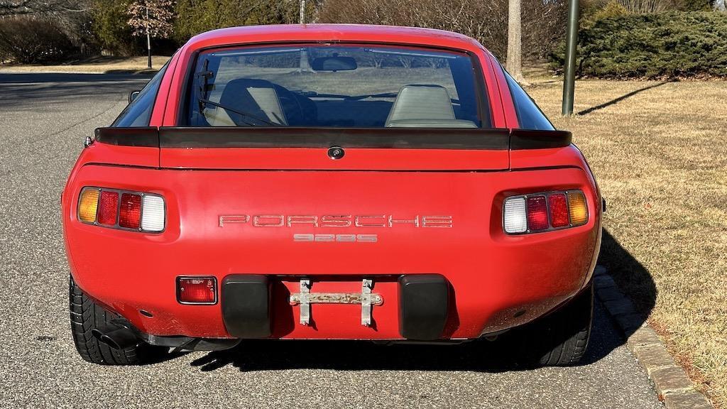 Porsche-928-1984-Coupe-35