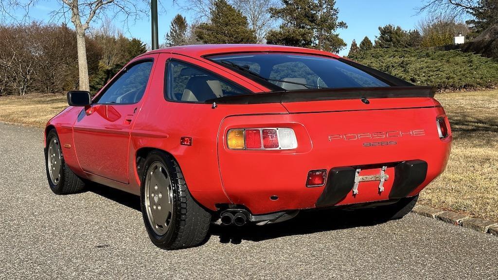Porsche-928-1984-Coupe-37