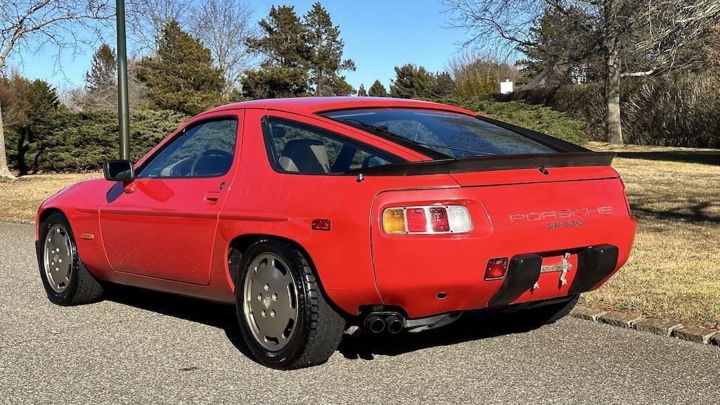 Porsche-928-1984-Coupe-38