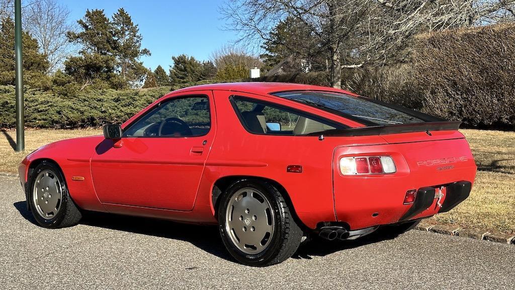 Porsche-928-1984-Coupe-39