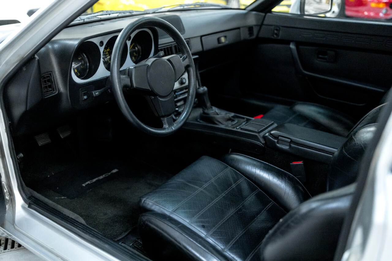 Porsche-944-1983-Coupe-1
