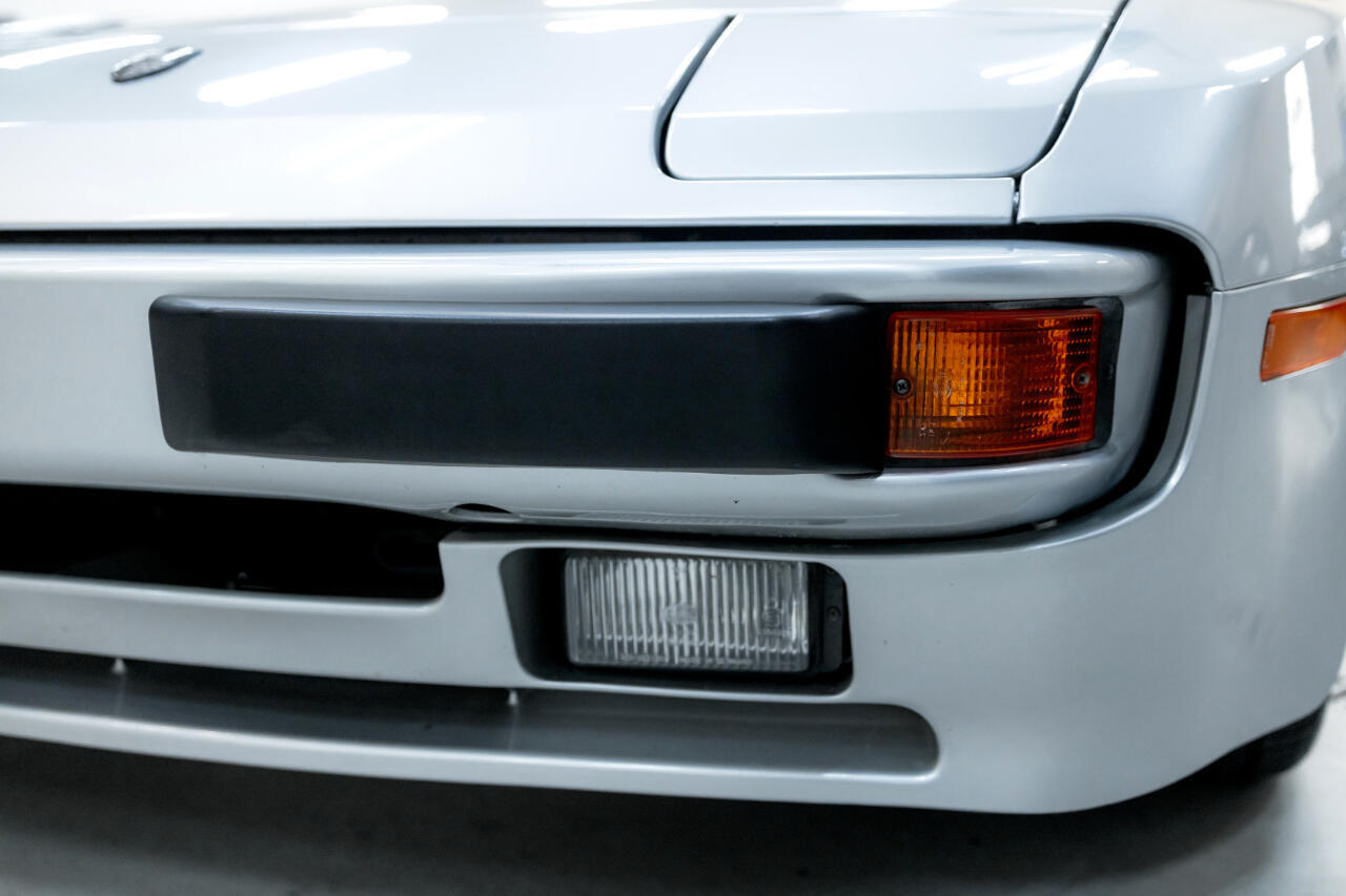 Porsche-944-1983-Coupe-13