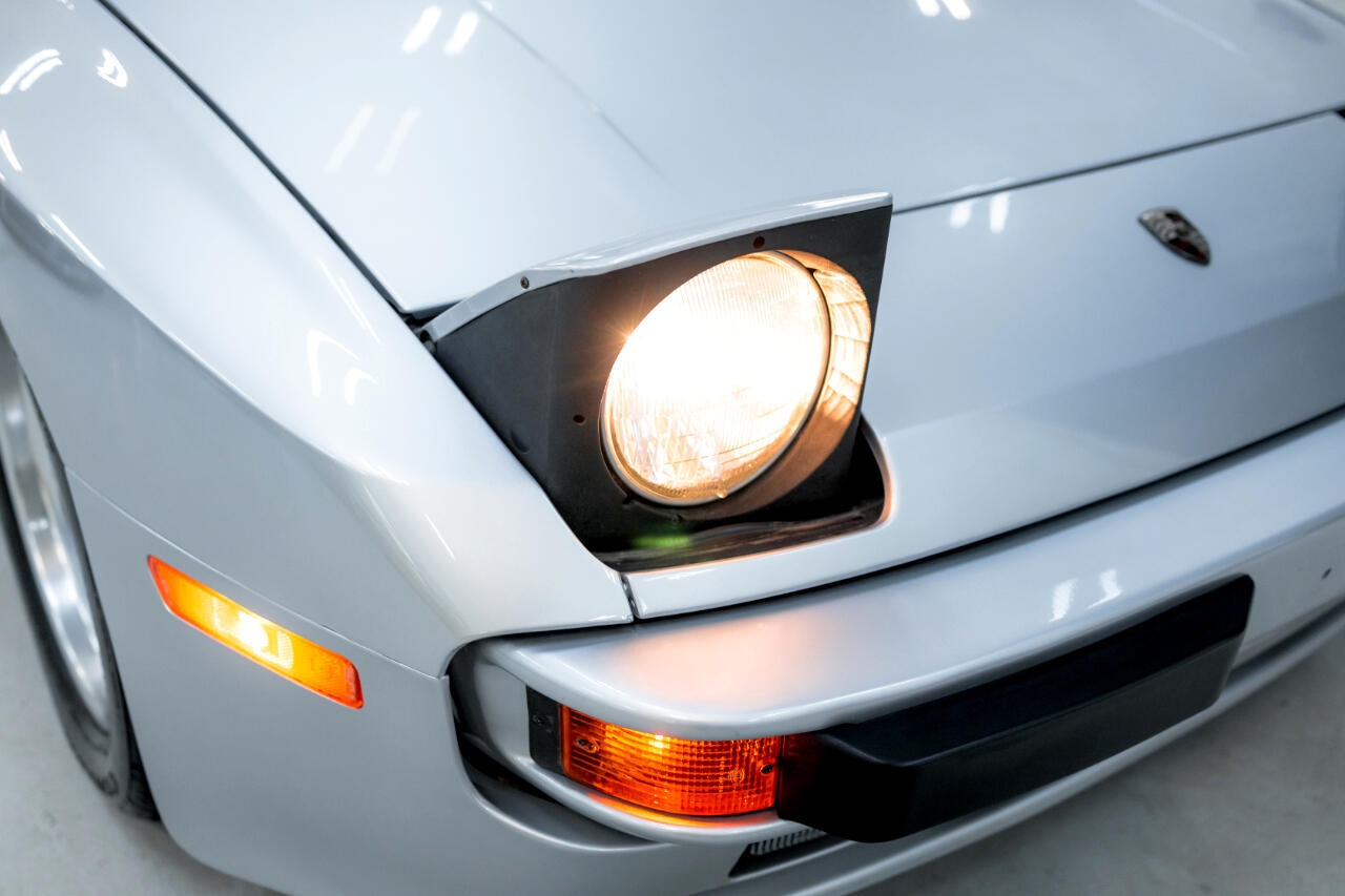 Porsche-944-1983-Coupe-19