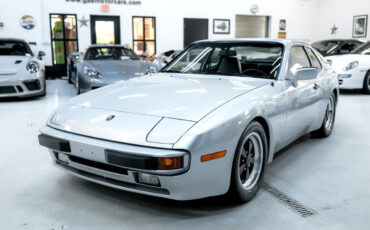 Porsche-944-1983-Coupe-2