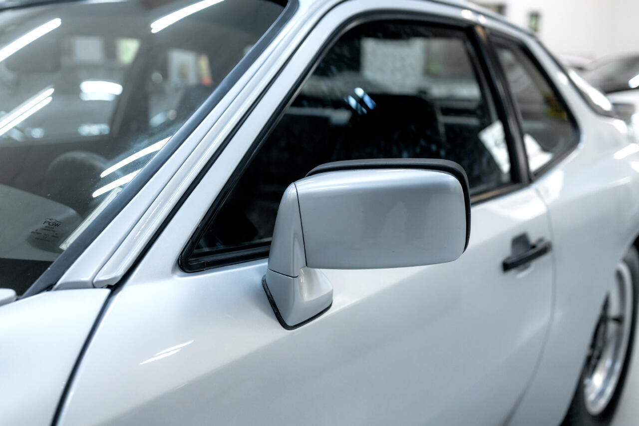 Porsche-944-1983-Coupe-23