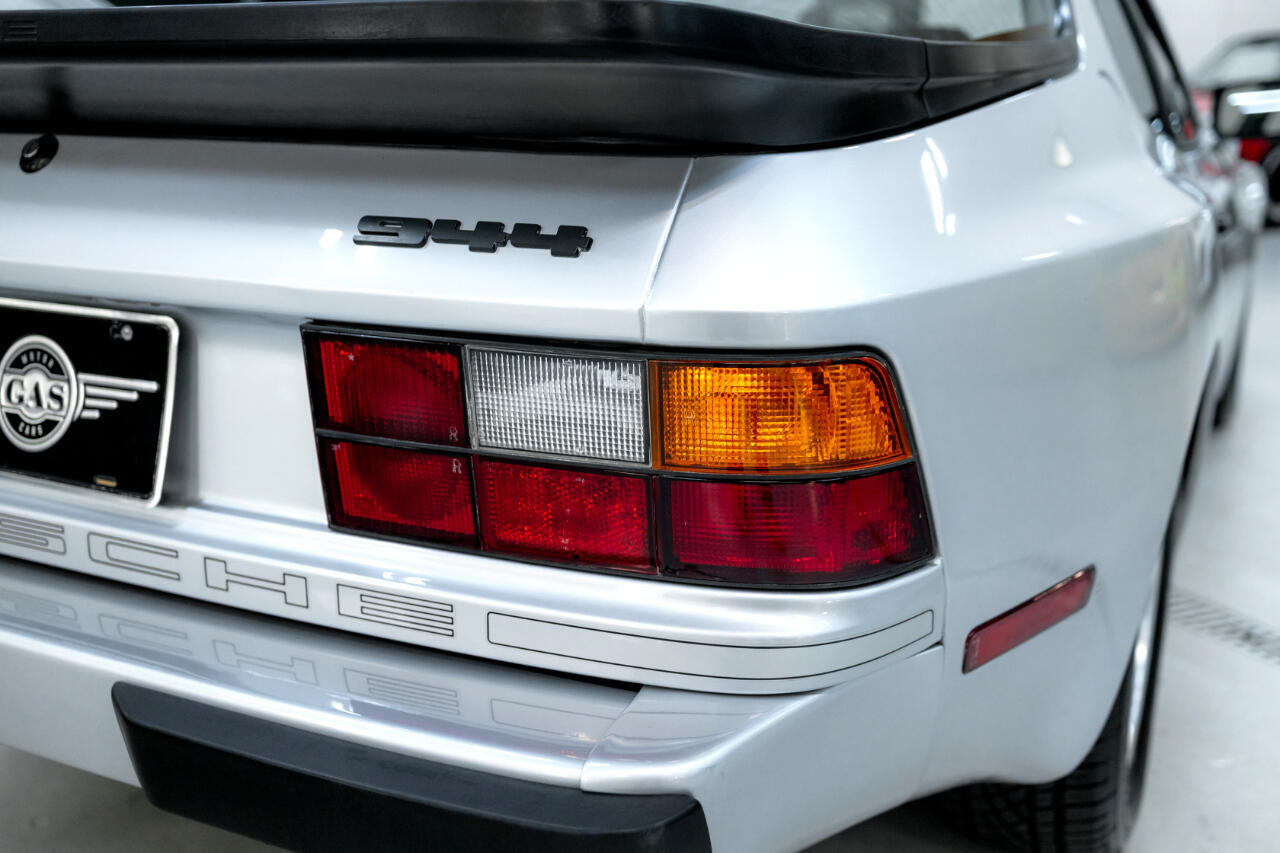 Porsche-944-1983-Coupe-29
