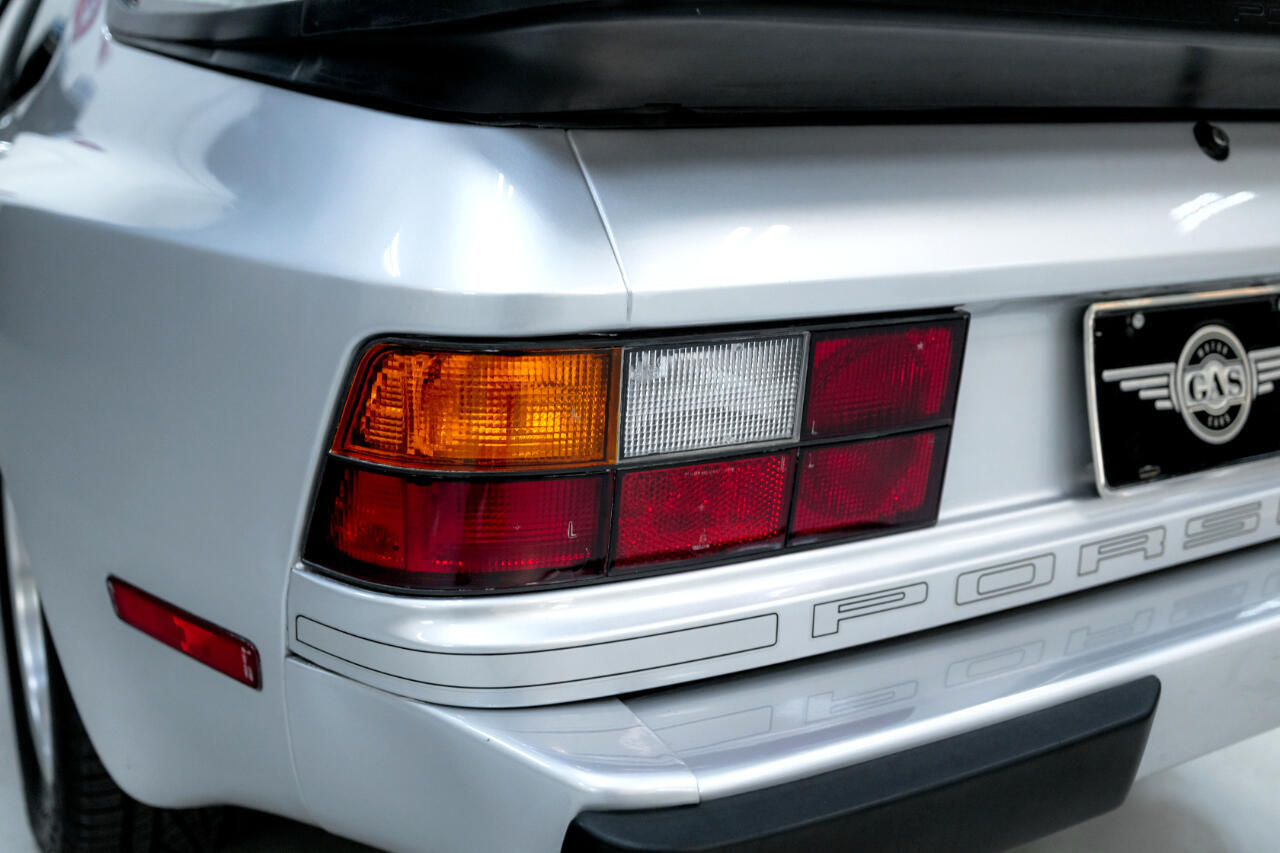 Porsche-944-1983-Coupe-30