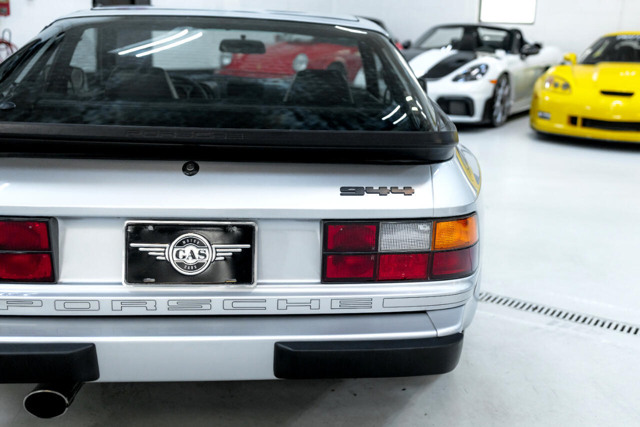 Porsche-944-1983-Coupe-31