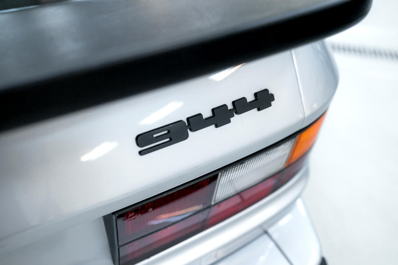 Porsche-944-1983-Coupe-35