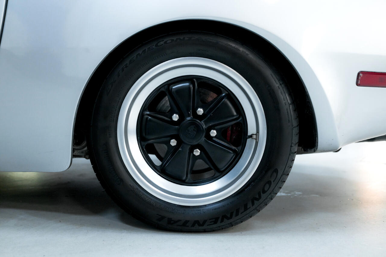 Porsche-944-1983-Coupe-39