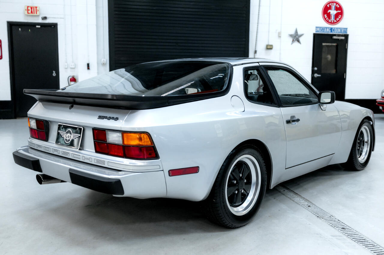 Porsche-944-1983-Coupe-7