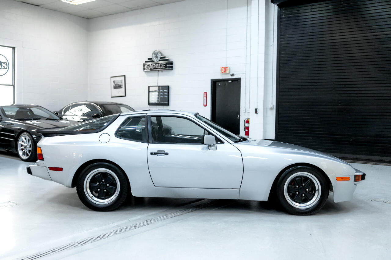 Porsche-944-1983-Coupe-8