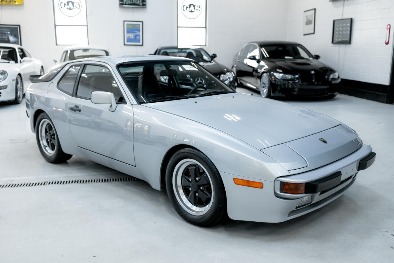 Porsche-944-1983-Coupe-9