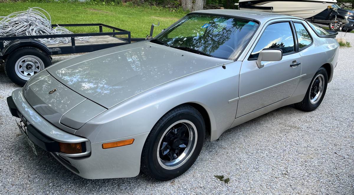 Porsche 944  1984 silver