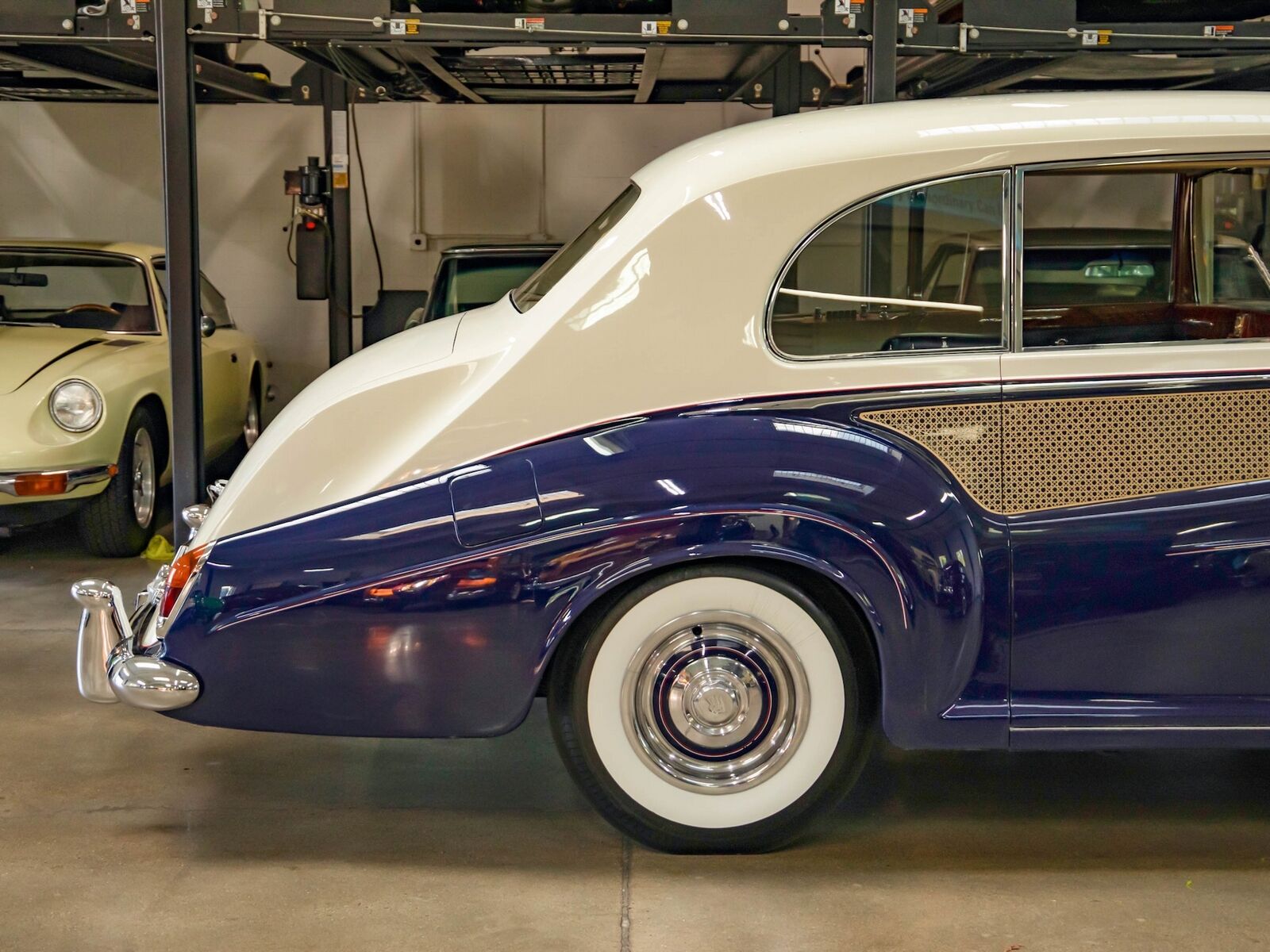 Rolls-Royce-Phantom-1965-7-Passenger-Limousine-1
