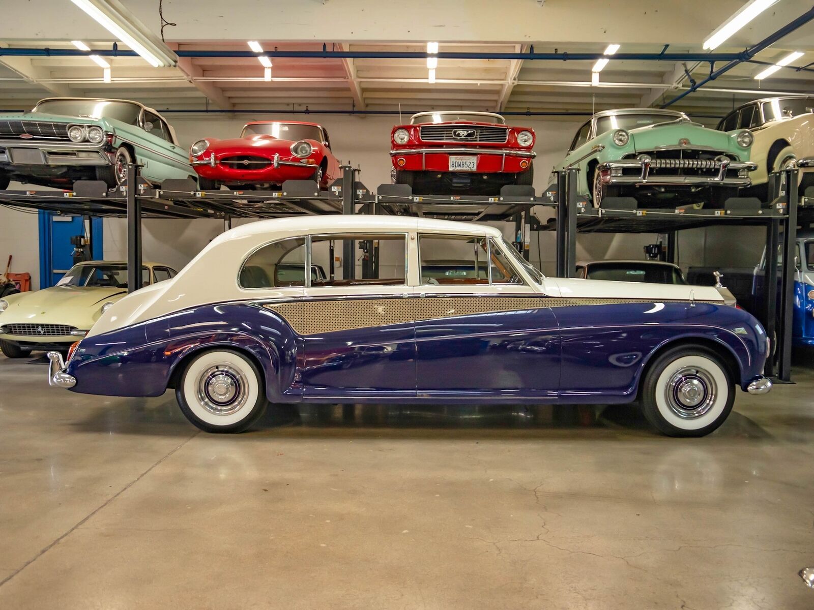 Rolls-Royce-Phantom-1965-7-Passenger-Limousine-2