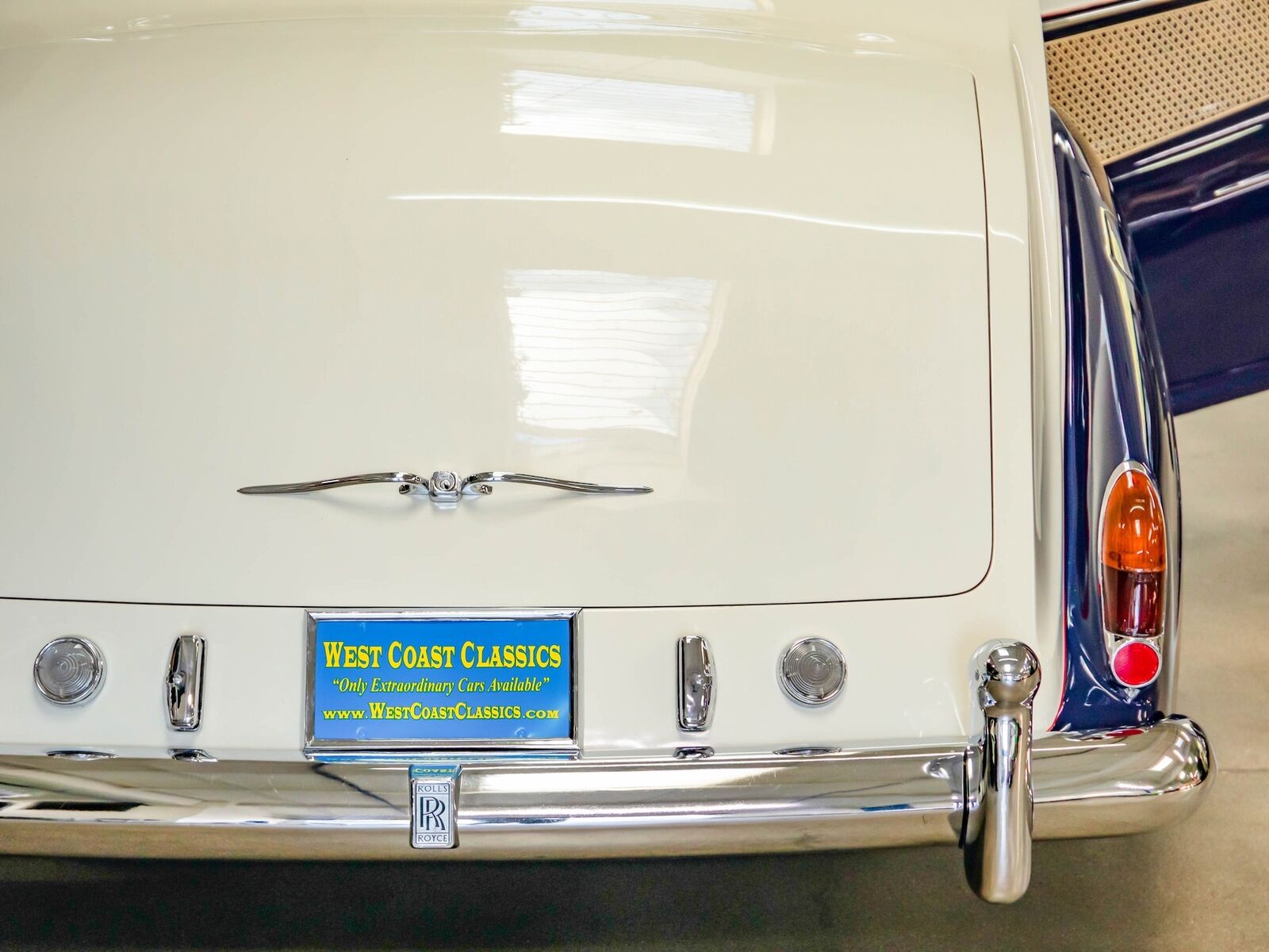 Rolls-Royce-Phantom-1965-7-Passenger-Limousine-22
