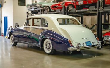 Rolls-Royce-Phantom-1965-7-Passenger-Limousine-23