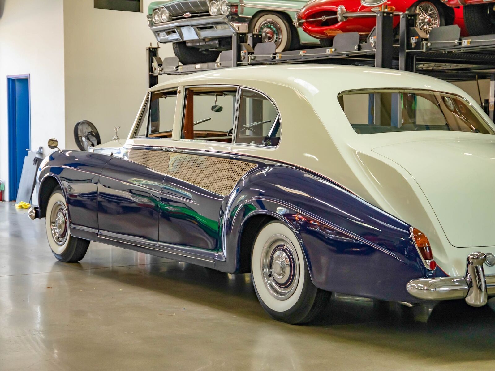 Rolls-Royce-Phantom-1965-7-Passenger-Limousine-24