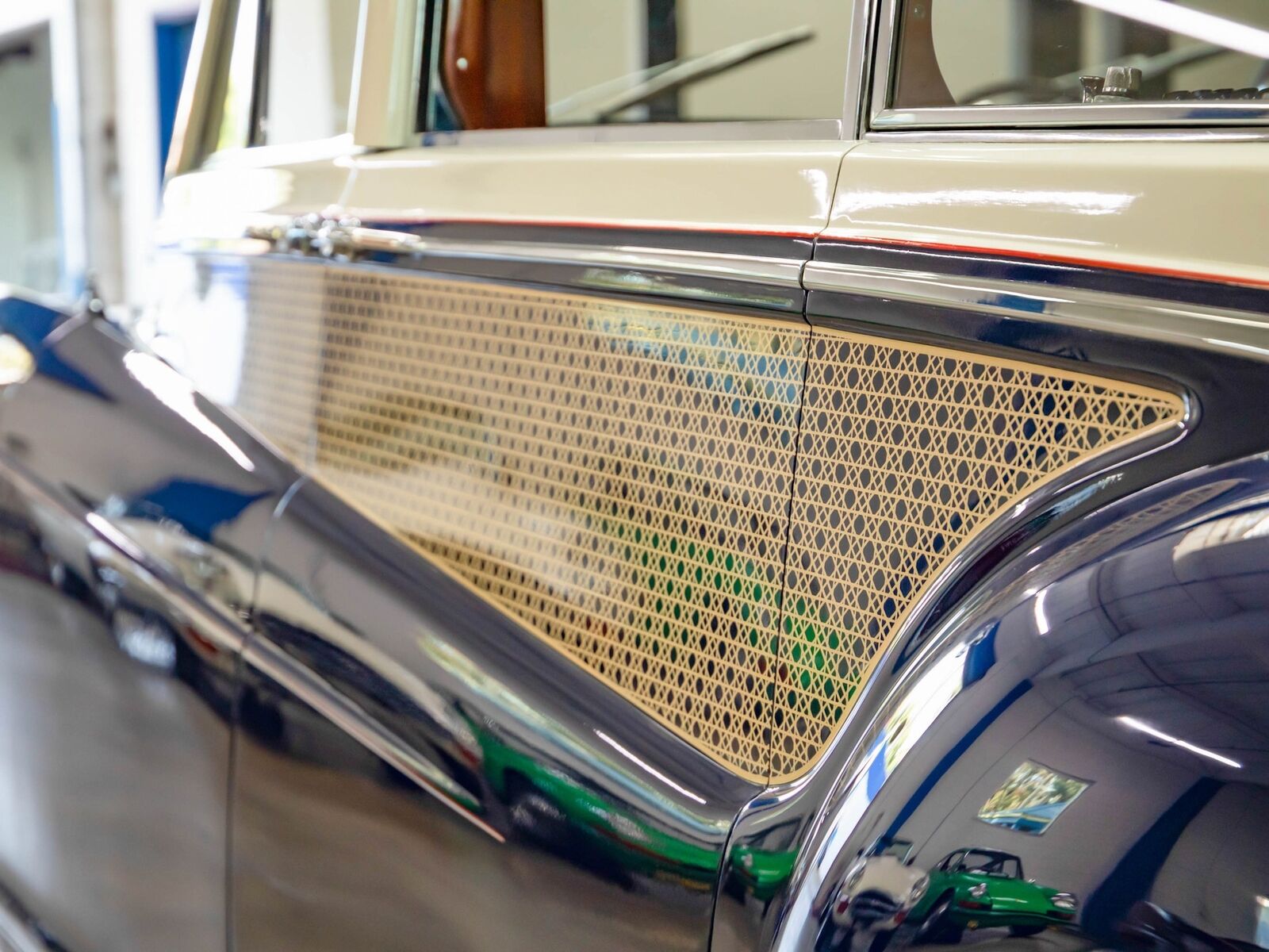 Rolls-Royce-Phantom-1965-7-Passenger-Limousine-26