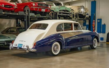 Rolls-Royce-Phantom-1965-7-Passenger-Limousine-27