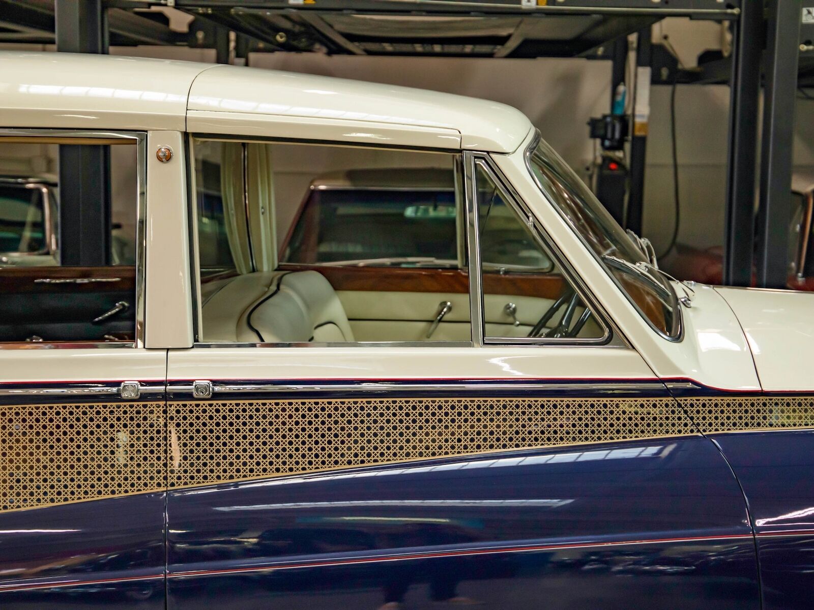 Rolls-Royce-Phantom-1965-7-Passenger-Limousine-3