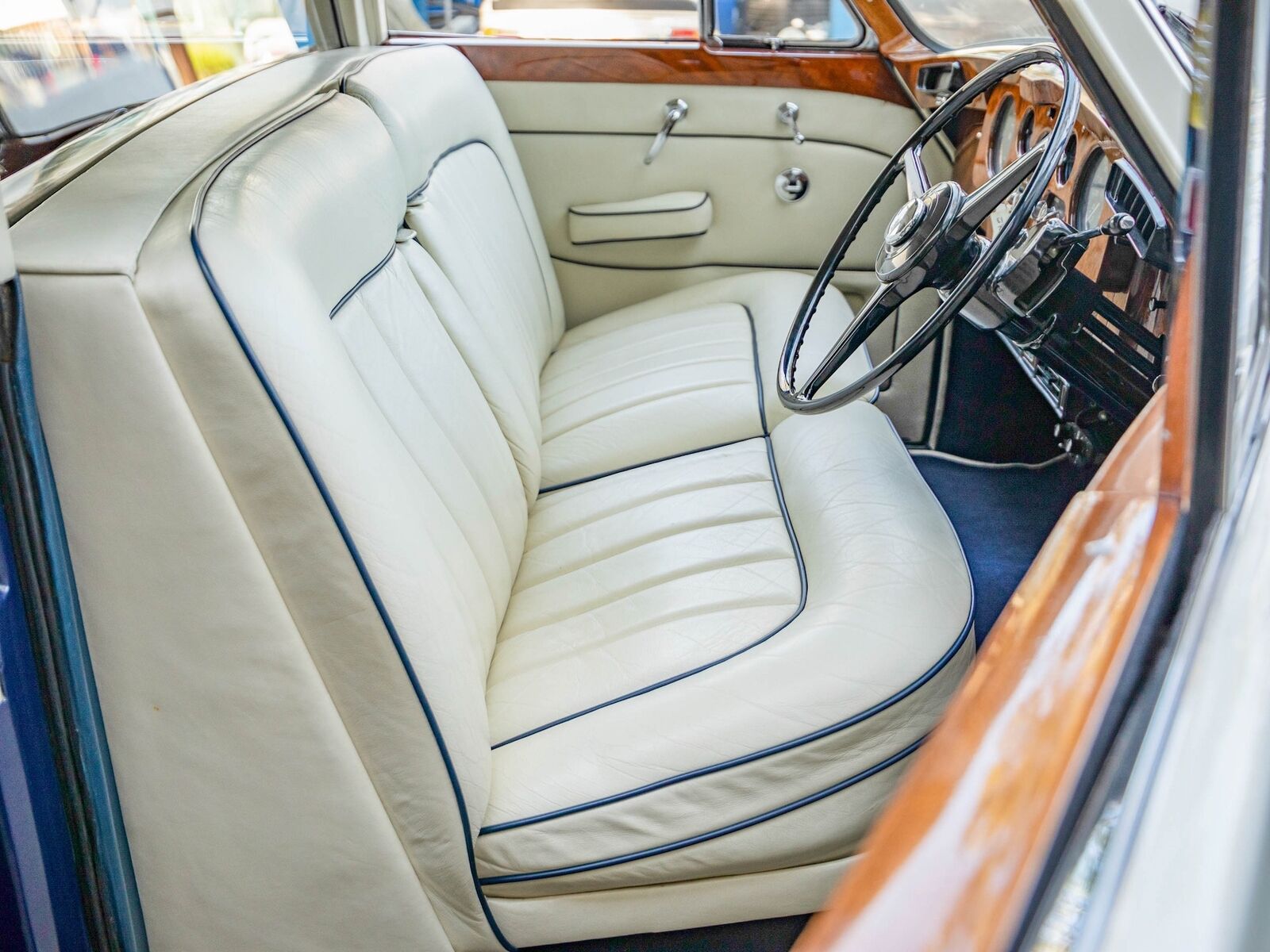 Rolls-Royce-Phantom-1965-7-Passenger-Limousine-32