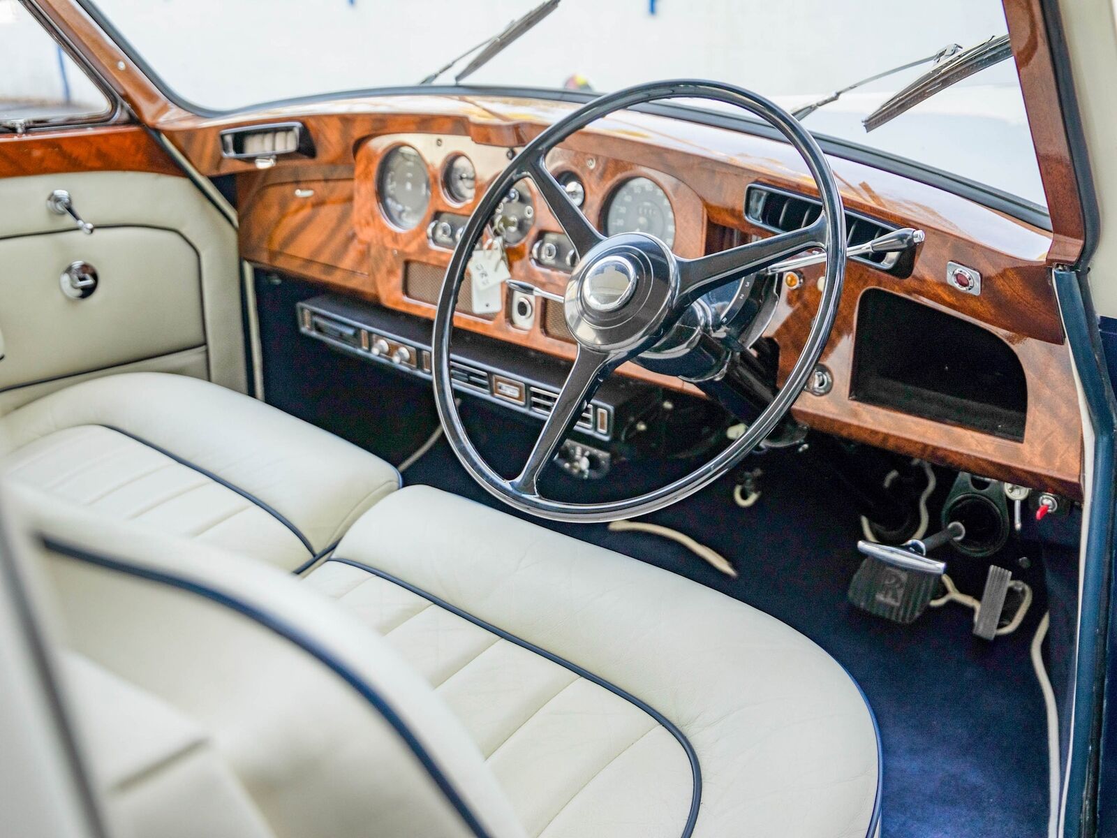 Rolls-Royce-Phantom-1965-7-Passenger-Limousine-33
