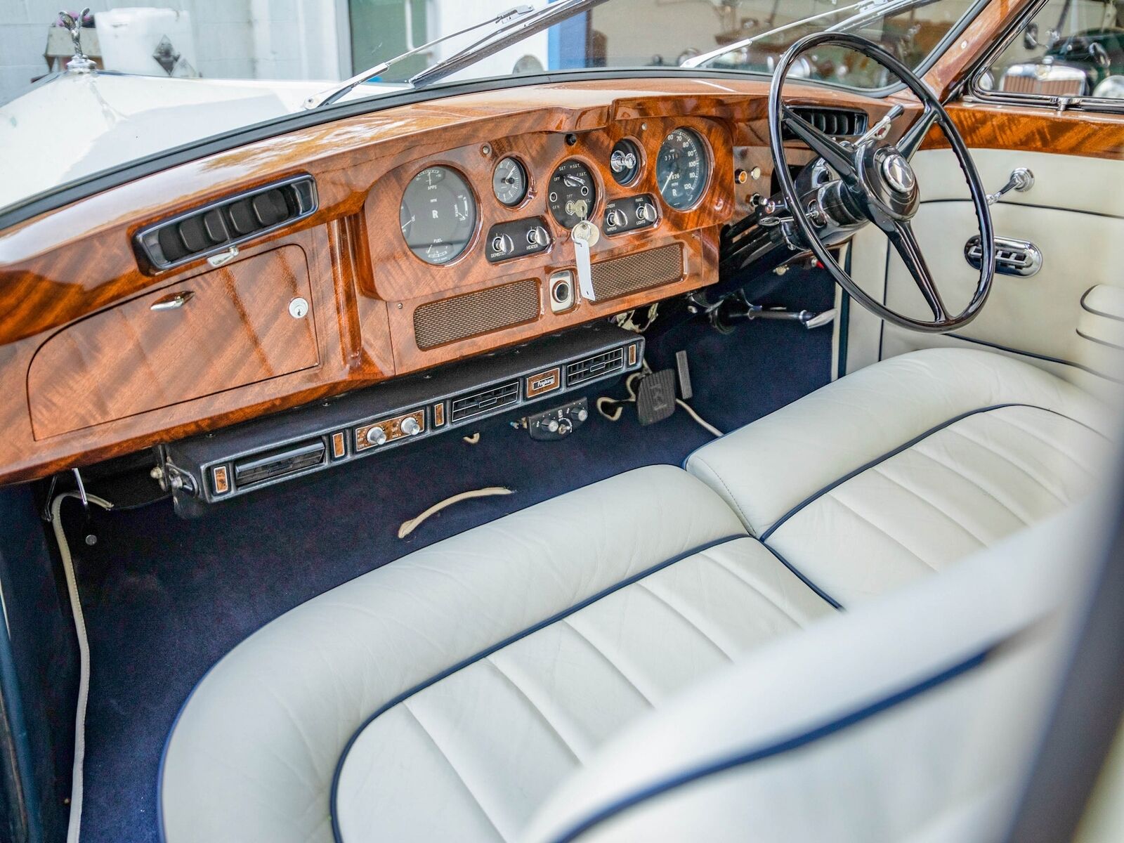 Rolls-Royce-Phantom-1965-7-Passenger-Limousine-36