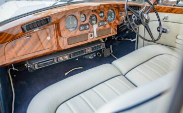 Rolls-Royce-Phantom-1965-7-Passenger-Limousine-36
