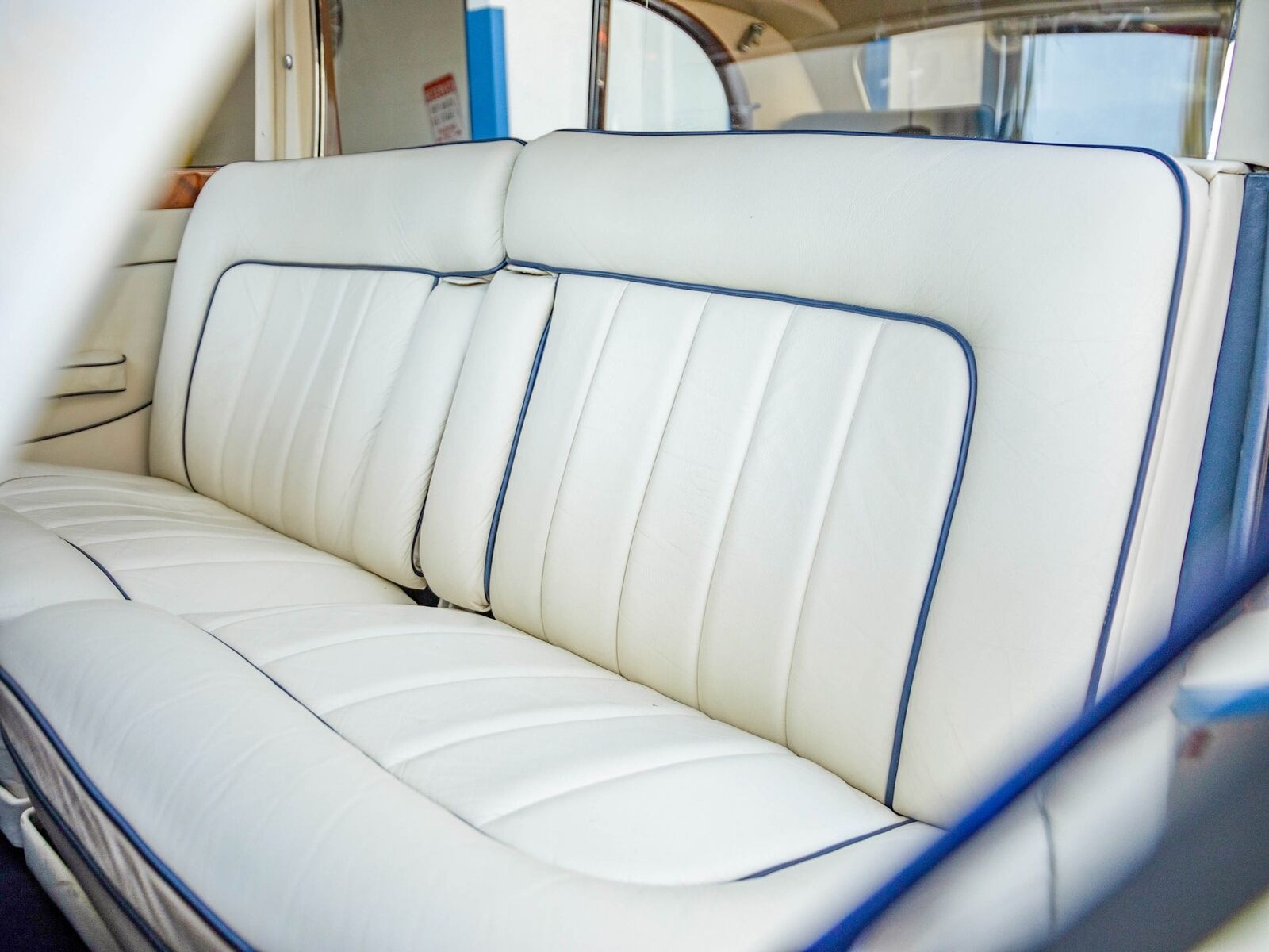 Rolls-Royce-Phantom-1965-7-Passenger-Limousine-38