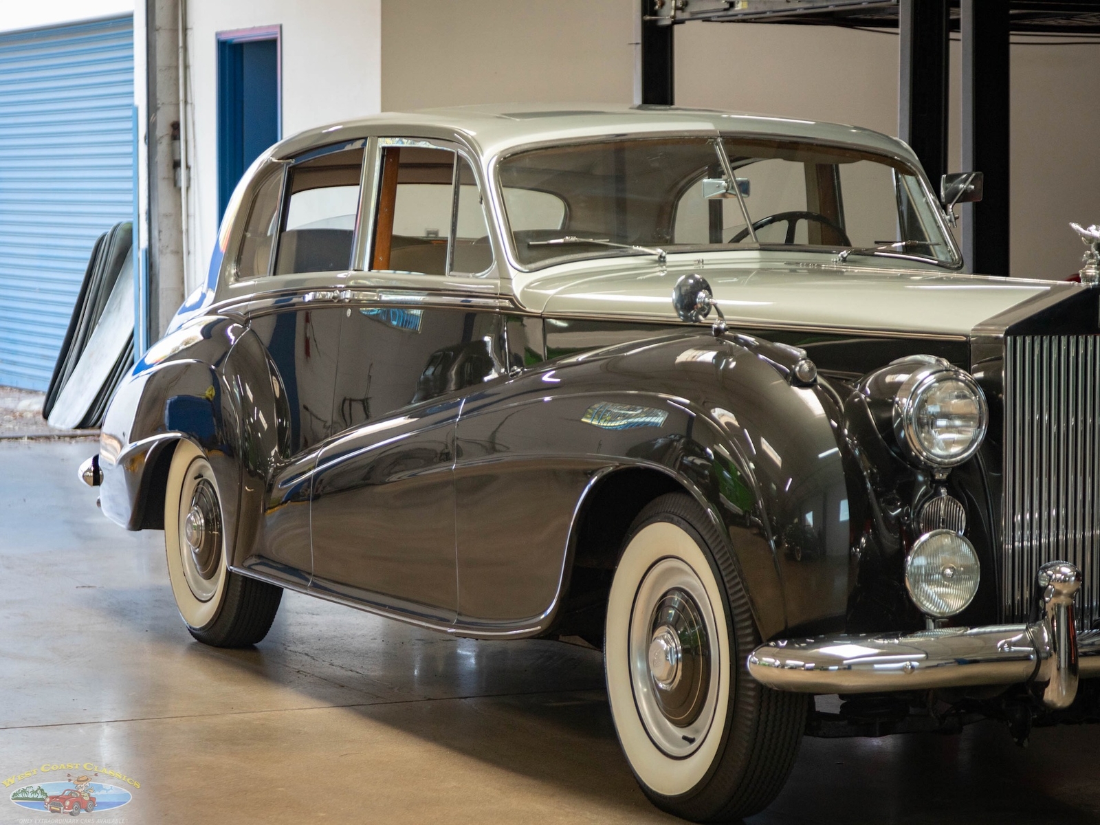Rolls-Royce-Silver-Dawn-Lightweight-H.J.-Mulliner-1955-4-Door-Sedan-10