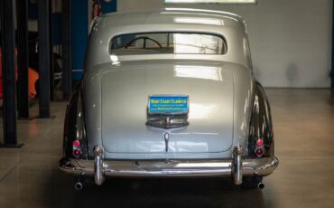 Rolls-Royce-Silver-Dawn-Lightweight-H.J.-Mulliner-1955-4-Door-Sedan-17