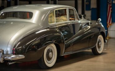 Rolls-Royce-Silver-Dawn-Lightweight-H.J.-Mulliner-1955-4-Door-Sedan-26