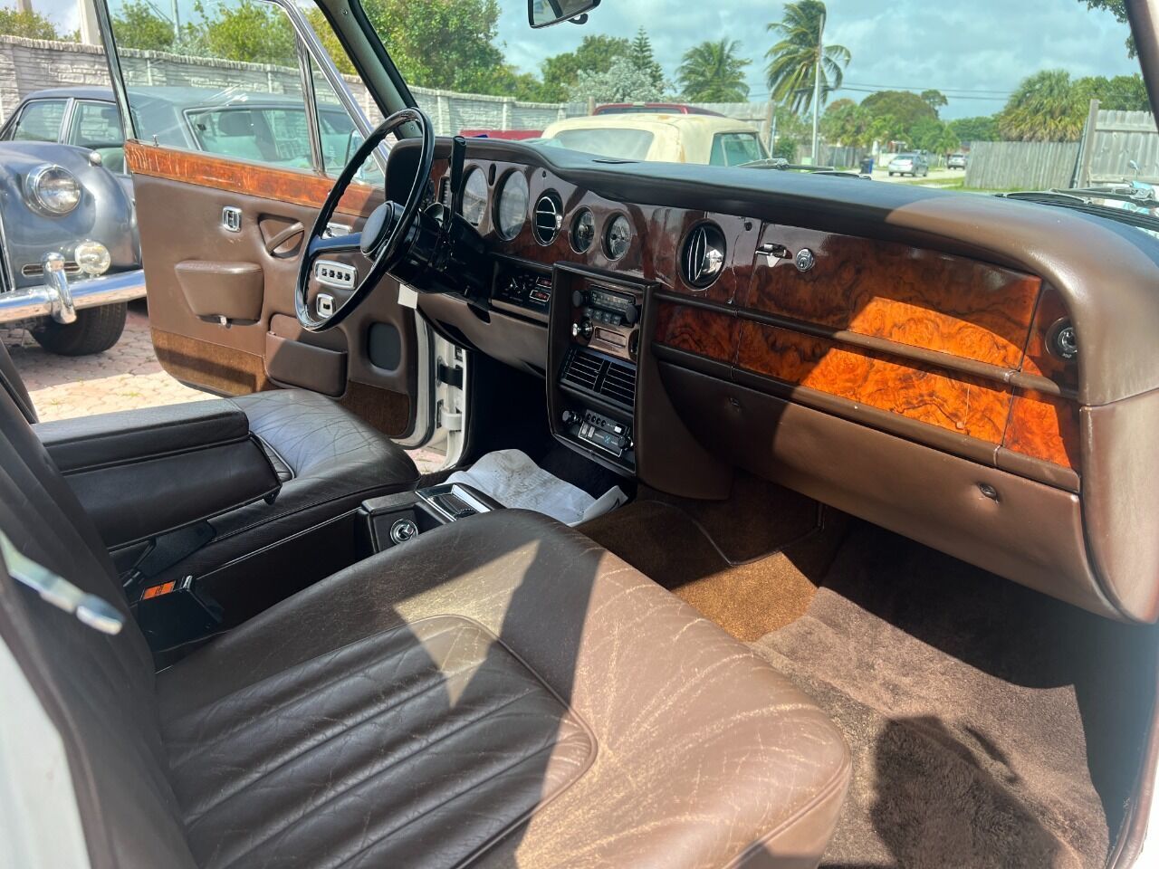 Rolls-Royce-Silver-Shadow-1978-Sedan-14