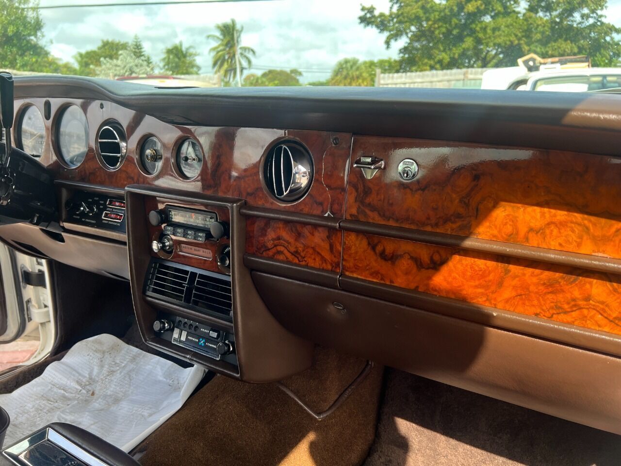 Rolls-Royce-Silver-Shadow-1978-Sedan-15