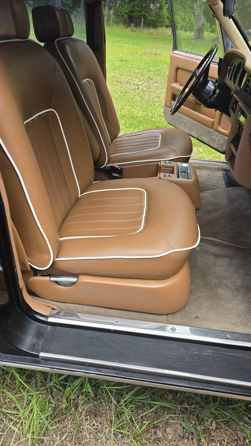Rolls-royce-Silver-spur-1982-black-10