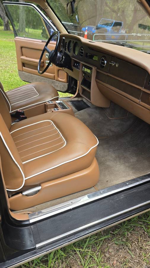 Rolls-royce-Silver-spur-1982-black-12