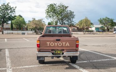 Toyota-12-Ton-Pickup-1987-4