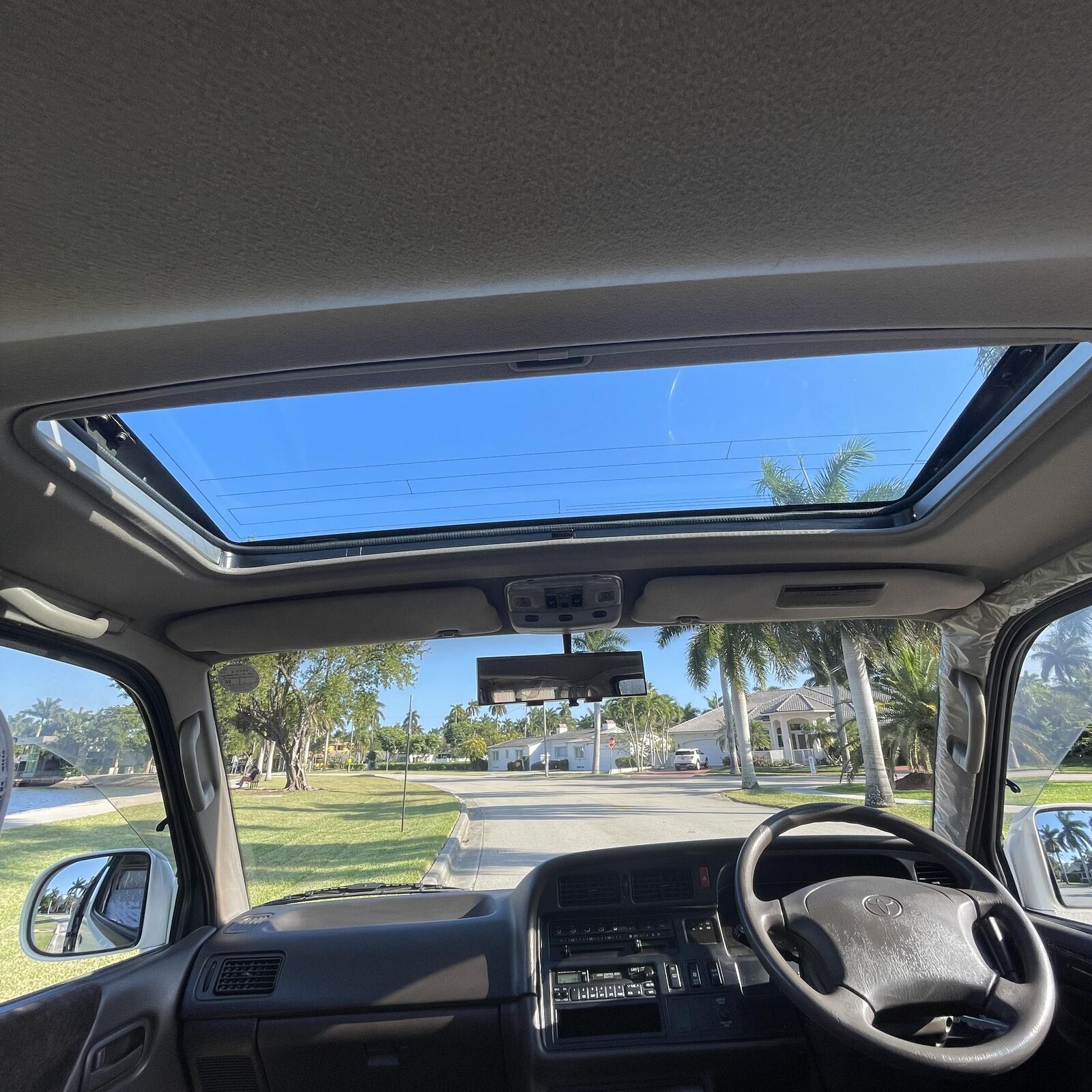Toyota-Hiace-1994-Minivan-21
