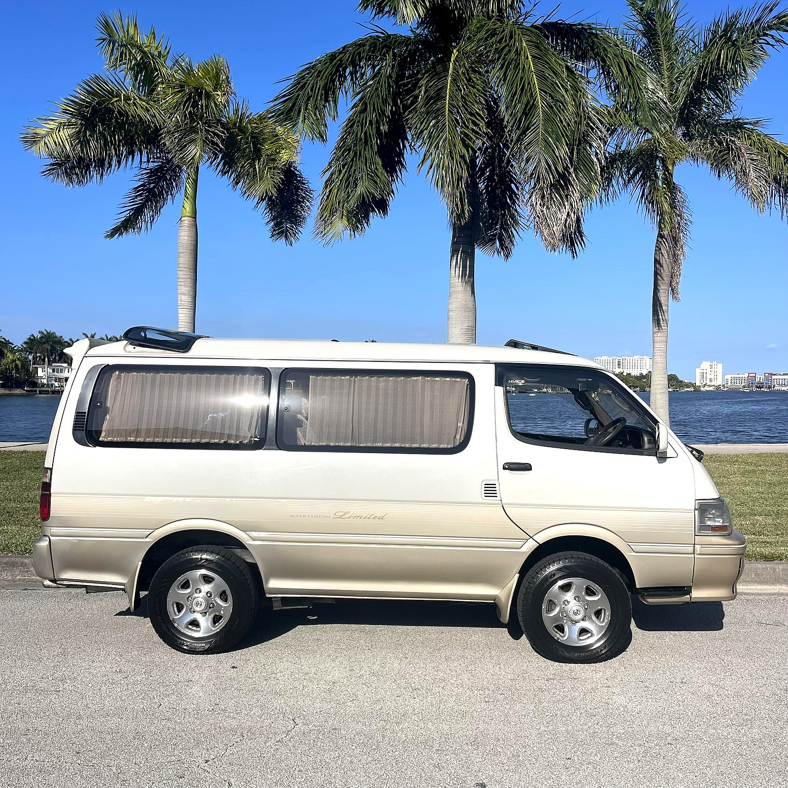 Toyota-Hiace-1994-Minivan