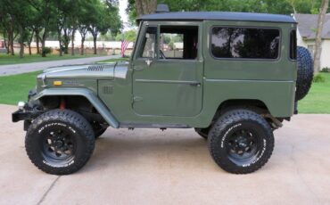 Toyota-Land-Cruiser-1977-SUV-2