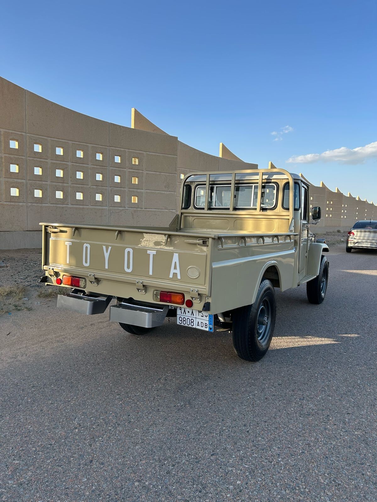 Toyota-Land-Cruiser-1984-Extended-Cab-Pickup-10