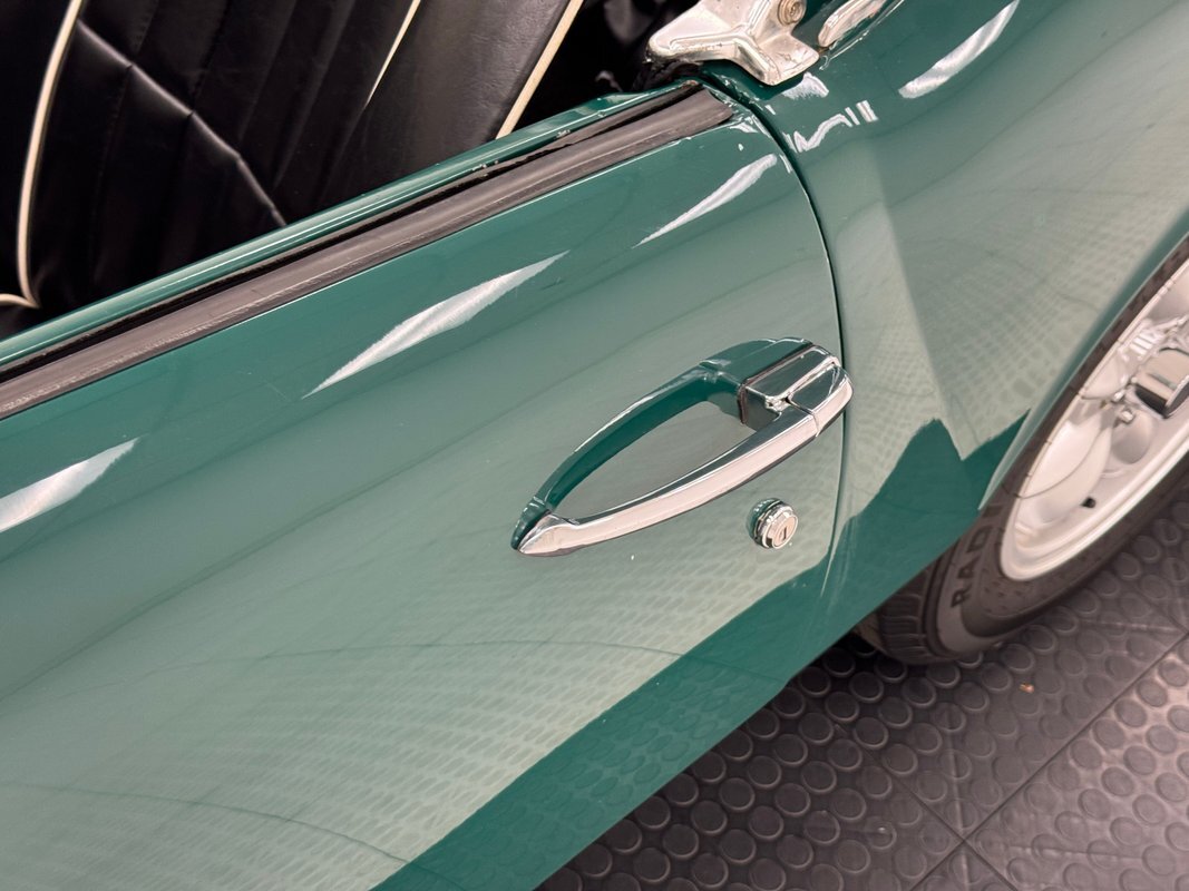 Triumph-Spitfire-1967-Convertible-13